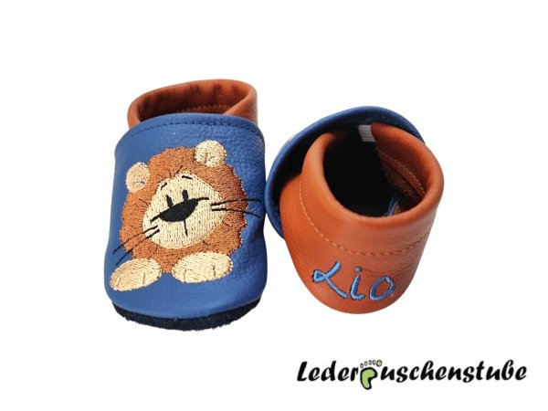 Lederpuschen jeansblau-braun mit beiderseits Namen an der Ferse (jeansblau) und Stickerei Löwe Leo